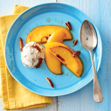 Gekaramelliseerde mango met ijs