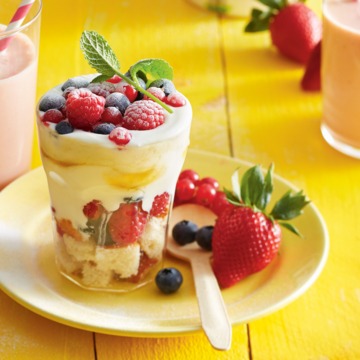 Honing-yoghurttrifle met zomerfruit