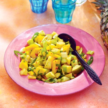 Zoetzure salade van komkommer, ananas, appel en mango