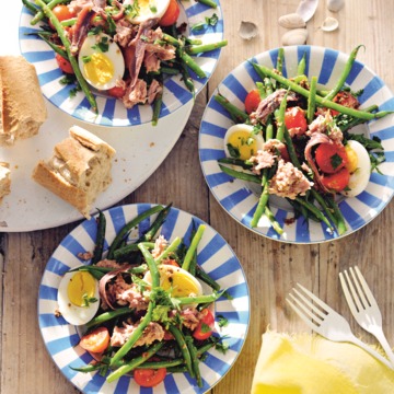 Salade niçoise met tonijn, tapenade en ei