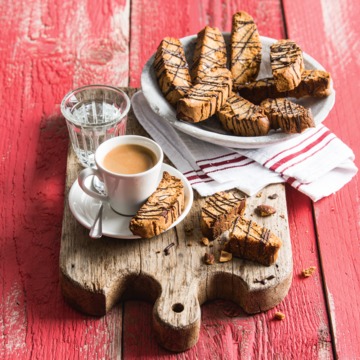 Knapperige cantuccini met chocoladedrizzle