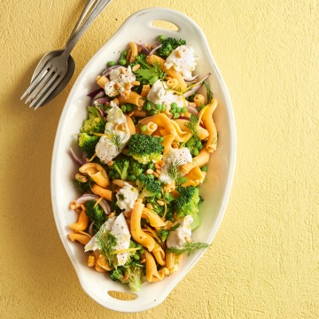 Frisse pastasalade met mozzarella, broccoli en citroen