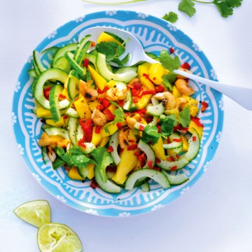 Mexicaanse komkommermango salade met rode peper