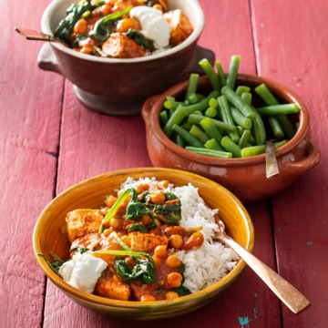 Vegetarische curry met paneer, kikkererwten en spinazie