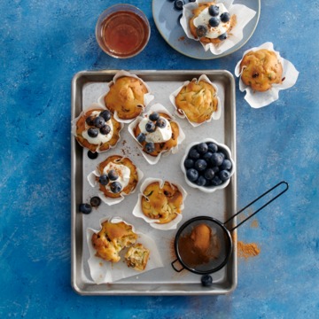 Courgettecupcakes met yoghurttopping en blauwe bessen