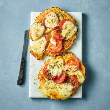 Bloemkoolpizza met tomaat en mozzarella