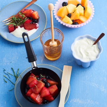 Gebakken fruit met honing en yoghurt