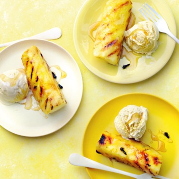 Gegrilde gemarineerde ananas met vanille-ijs