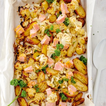 Zalm, bloemkool en aardappel uit de oven