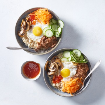 Koreaanse rijst bowl met gebakken eitje