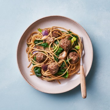 Spaghetti met champignon roerbakmix, spinazie en gehaktballetjes