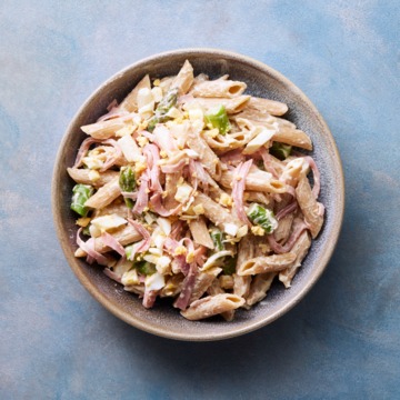 Klassieke pastasalade met ham, ei en asperges