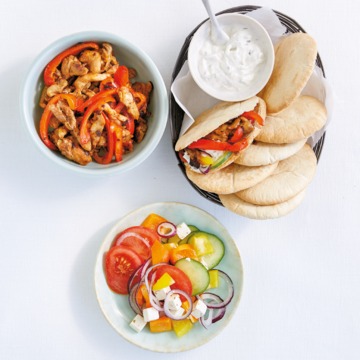 Pita gyros met Griekse salade en tzatziki
