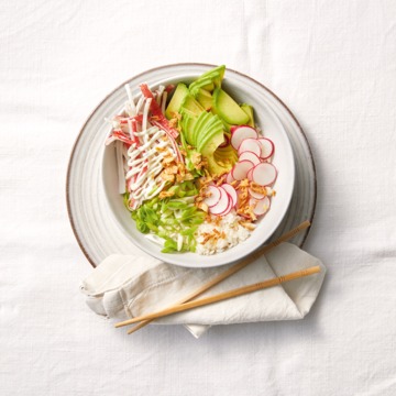 Snelle poké bowl met surimi en avocado