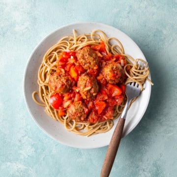 Spaghetti met rode saus en vegetarische balletjes