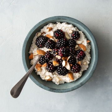Overnight oats met yoghurt, bramen en amandelen