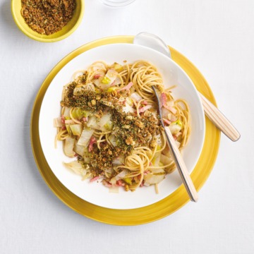 Spaghetti met witlof, spekjes en knoflookkruim
